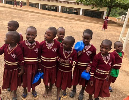 Door de steun van Hart voor Kinderen kunnen deze Oegandese kinderen eindelijk naar school