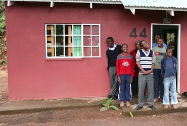 Kinderen betrekken nieuwe huisjes in Swaziland