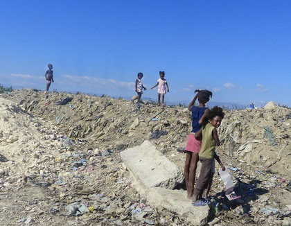 Kinderen op de vuilnisbelt in Cite Soleil